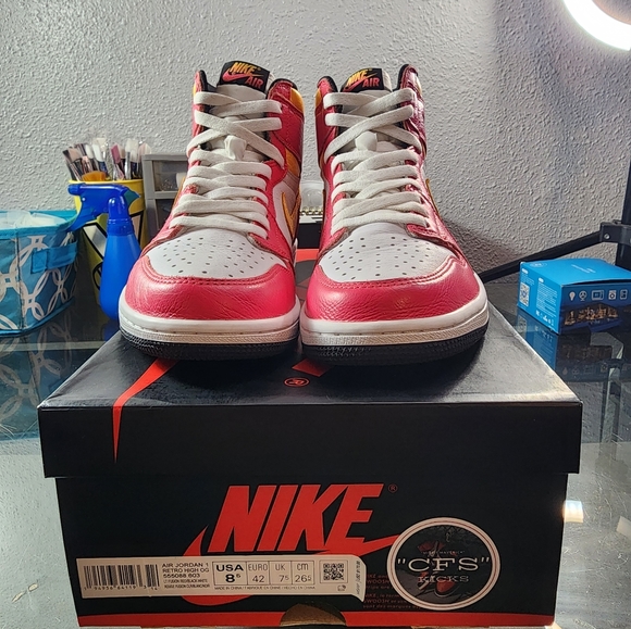 Jordan 1 Retro High OG - Picture 3 of 5